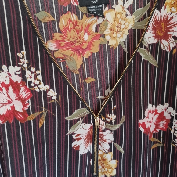 SOHO GIRLS Plus Top Blouse. - Picture 3 of 6